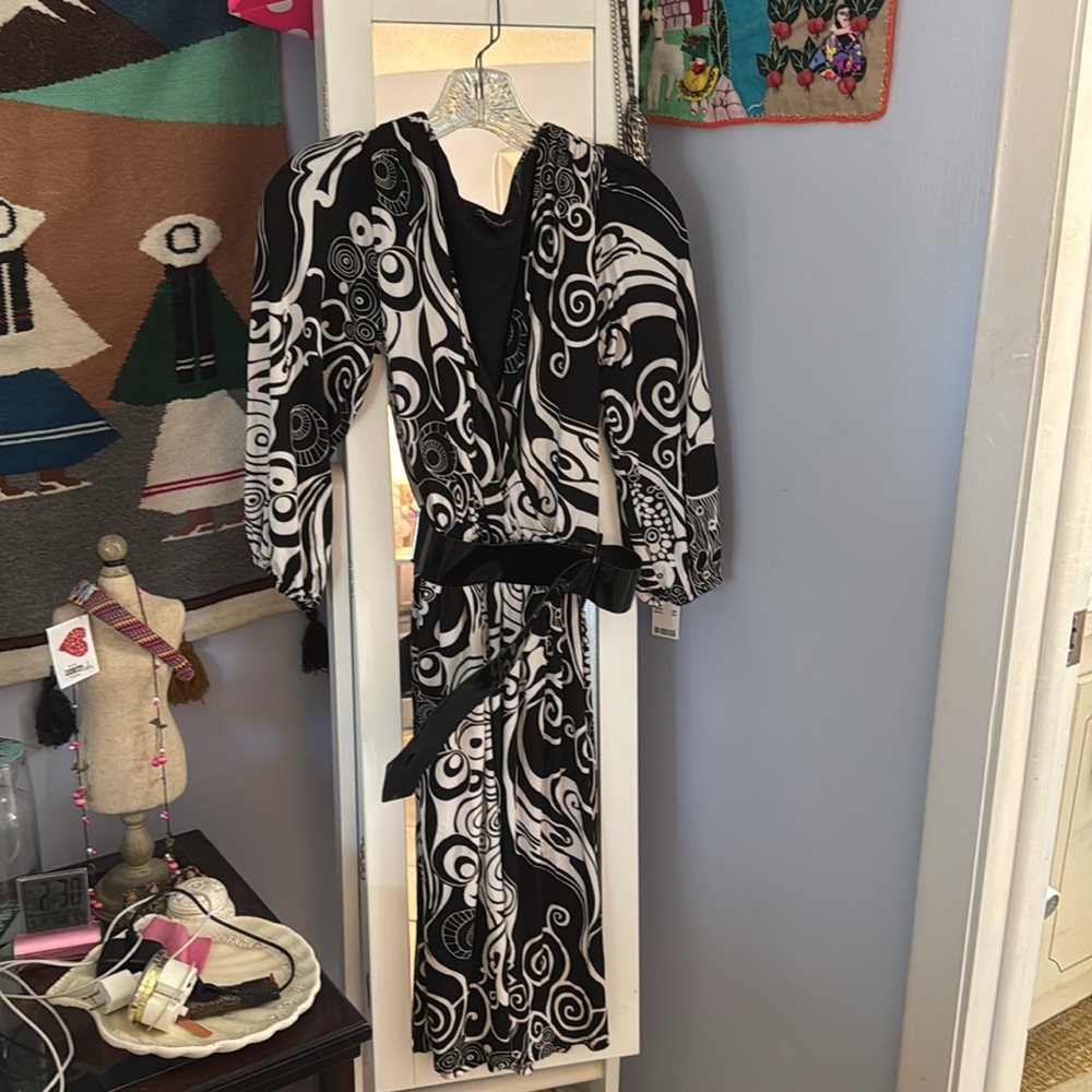 Black and White Patterned Dress with Belt - Picture 2 of 13